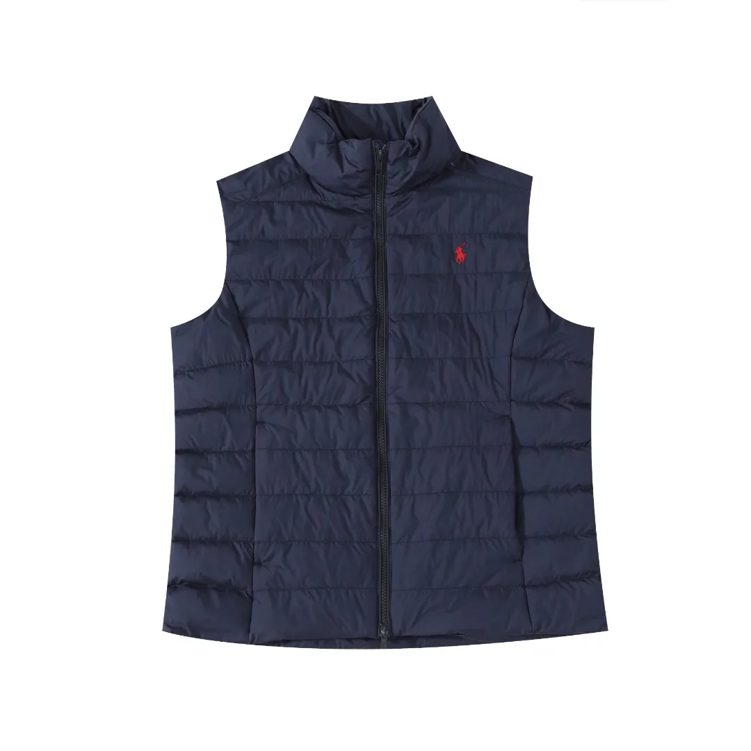 P370 #R55 Ralph Laura's classic thin down vest. The milky white color is really exciting at first sight. It's soft, waxy and white, instantly breaking the dullness of autumn and winter! Navy blue, retro college style soul, more special than black, more retro than white! It’s a bookish color! Pair it with a sweater or sweatshirt of the same color to complete the American retro feel! Classic, durable and elegant, it’s a style you can’t go wrong with if you close your eyes! The classic black cool and versatile king, the anchor of your wardrobe! Invincible slimming! Super versatile! The scheming version will look good on whoever wears it! Small sisters can wear it to show off their proportions without weighing them down ~ Even fat sisters can wear it with confidence, and the effect of hiding body fat is great! The inside is also very durable: 90% high-quality white duck down, 150g filling, the key is to be light and warm! It’s not burdensome to wear at all~ The inside is also treated with anti-slip velvet treatment, and the details are perfect! The classic pony logo is the finishing touch and adds a sense of sophistication. This winter, it can really make you warm and beautiful!  Color: Creamy White Black Navy Size: S M L XL Length: 63 64 65 66 Bust: 110 114 118 122 Shoulder Width: 41 42 43 44